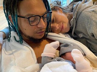 Ronnie en Demi verwelkomen dochtertje Rémi