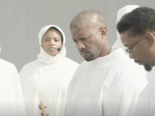 Kanye West met Marilyn Manson maar zonder wenkbrauwen bij Sunday Service