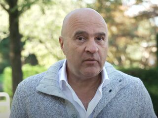 John van den Heuvel behandelt dood collega Peter in nieuw seizoen docuserie