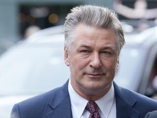Alec Baldwin aangeklaagd door hoofd belichting van film 'Rust'