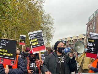 Kick Out Zwarte Piet voert actie tegen Grijze Piet in Breda