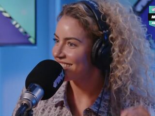 Sigourney K zingt akoestische mashup van '501' en 'Mansory'