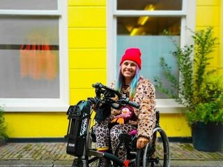 Kris (23) gaat een jaar lang in haar elektrische rolstoel door Europa backpacken