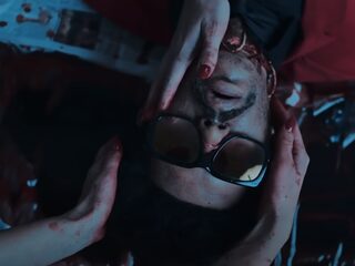 The Weeknd brengt je in de halloweenstemming met bizarre video van 'Too Late'