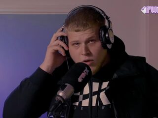 Lbolle doet een sessie in de studio bij Yous