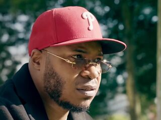 Van Straat naar Platina: Adje vertelt over zijn jeugd in Amsterdam-Noord en zijn weg naar succes