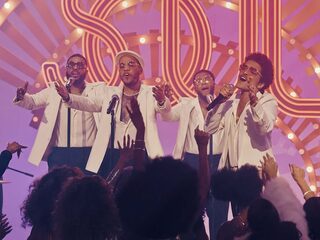 Silk Sonic valt in de prijzen bij de Soul Train Awards en geeft spetterend optreden