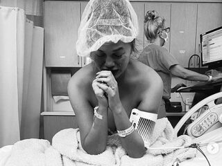 Chrissy Teigen over kritiek op foto's: "Het kan me zo weinig schelen"