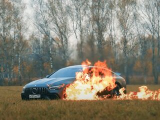 YouTuber steekt zijn Mercedes-AMG in brand omdat hij er niet blij mee is