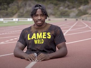 Man zonder benen breekt wereldrecord door op handen te rennen