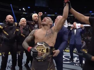 Charles Oliveira blijft Lightweight kampioen na memorabele UFC-avond