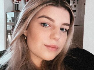 Shamira (18): "Mijn haar viel uit, maar komend jaar wil ik geen pruik meer dragen"