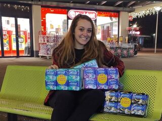 Studente Laura helpt met haar project vrouwen in menstruatiearmoede