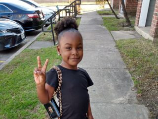 Vierjarig nichtje van George Floyd geraakt door kogel terwijl ze in bed lag