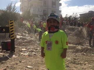 Turkse influencer met dwerggroei maakt gebruik van lengte om slachtoffers aardbeving te redden