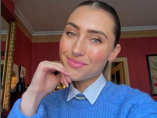 Fleur (23) zat in haar eentje vast in de trein: "Ik raakte helemaal in paniek"