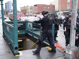 Politie New York zoekt 62-jarige man na aanslag in metro