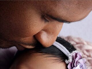 Usher deelt eerste foto van pasgeboren dochtertje