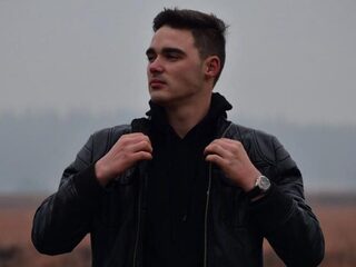 Rik (20) werd vanaf zijn twaalfde twee jaar lang misbruikt door beste vrienden van zijn ouders