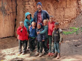 Karim (33) maakt Marokkaanse kids dolgelukkig met gevulde schooltassen