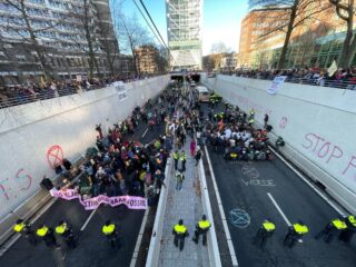 Politie zet waterkanon in tegen duizenden demonstranten A12 Extinction Rebellion