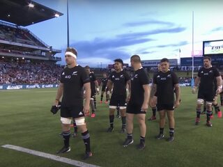 Nieuw-Zeelandse rugbyers eren Maradona