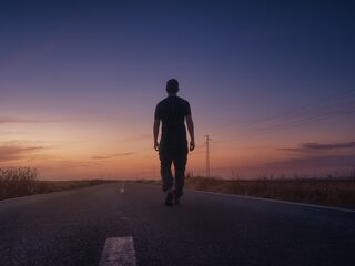 Man wandelt 450 km om af te koelen na ruzie met vrouw, krijgt coronaboete