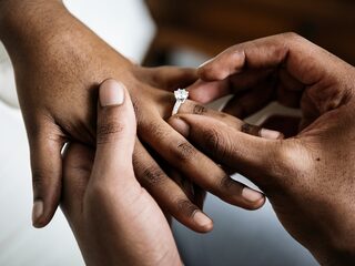 Vrouw klaagt vriend aan omdat hij na acht jaar nog geen trouwaanzoek heeft gedaan