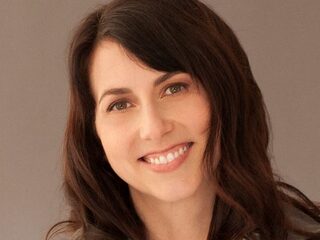 Rijkste vrouw ter wereld doneert 4,1 miljard dollar aan honderden goede doelen