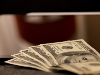 78-jarige vrouw voor de derde keer opgepakt wegens bankoverval