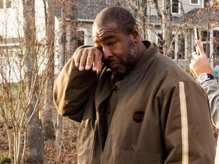 Pakketbezorger in tranen na eerbetoon van honderden buren