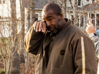 Pakketbezorger in tranen na eerbetoon van honderden buren