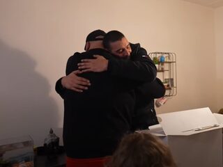 Qucee verrast zijn broer met een PlayStation 5