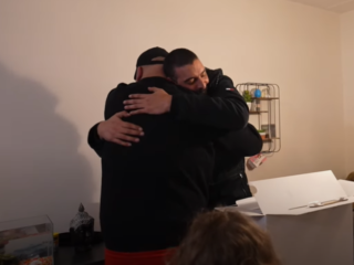 Qucee verrast zijn broer met een PlayStation 5