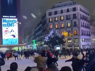 Enorme sneeuwbalgevechten uitgebroken in Madrid na heftige sneeuwval