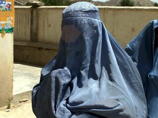 Vrouwen in Afghanistan moeten van Taliban boerka dragen in het openbaar