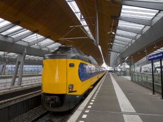 Politie pakt zes jongens op voor duwen van man op spoor Amsterdam Bijlmer Arena
