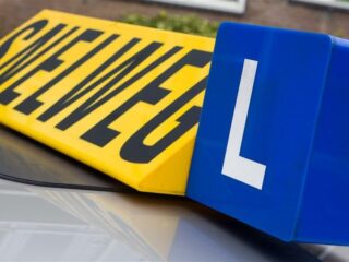 Lesauto scheurt met 154 kilometer per uur langs politiewagen op snelweg