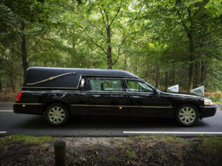 Begrafenisondernemer die 189 dode lichamen bewaarde veroordeeld tot lange celstraf