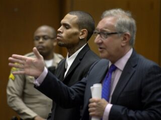 Chris Brown beschuldigd van ernstige zaken in nieuwe documentaire: "Op Diddy's boot"