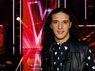 Ali B verrast zijn "grootste fan" met een bezoekje in het verzorgingstehuis