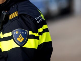 Politie doet onderzoek naar medewerkers die in 'kwaadaardige elite' geloven