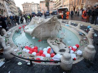 Vier jaar cel voor Feyenoordsupporters die Romeinse fontein vernielden