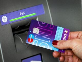 Vrouw (71) lokt 'bankmedewerker' in de val die haar pinpas kwam ophalen