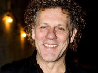 Kees van der Spek aangevallen door oplichter: “Had me in mijn borst kunnen steken”