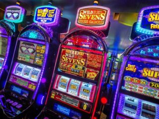 Man wint vlak voor de feestdagen 2,6 miljoen euro bij gokautomaat Holland Casino