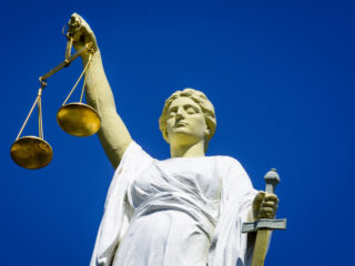 Man heeft zijn vrouw mogelijk gewurgd omdat ze wilde scheiden: 15 jaar cel en tbs geëist