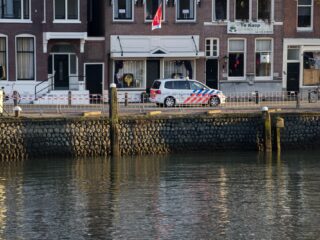 Bestuurder vergeet handrem: Auto met kind rolt in het water