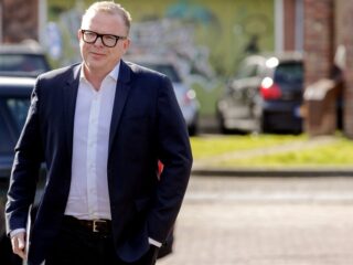 Jan Roos boos na arrestatie: "We zitten in Zimbabwe aan de Noordzee"