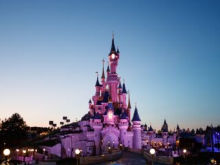 Man die wilde trouwen met meisje (9) in Disneyland blijkt veroordeelde pedofiel